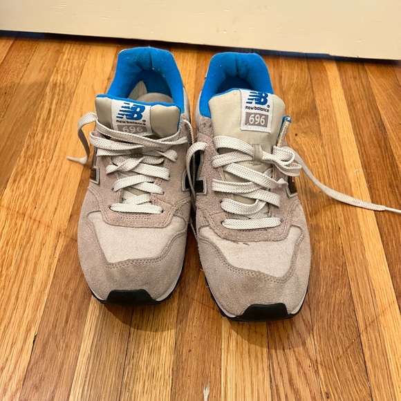 Gently used new balance sneakers - Picture 4 of 4